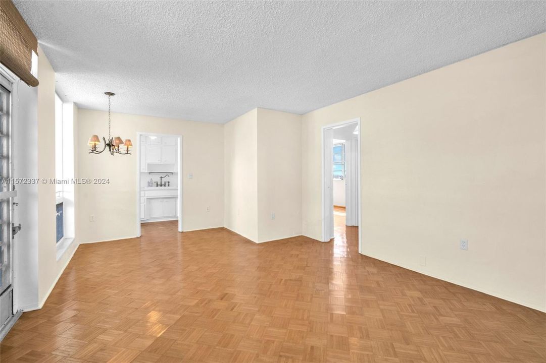For Sale: $247,000 (2 beds, 1 baths, 650 Square Feet)