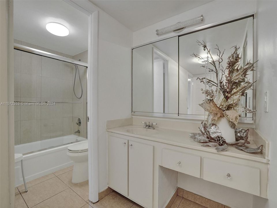 待售: $205,000 (1 贝兹, 1 浴室, 952 平方英尺)