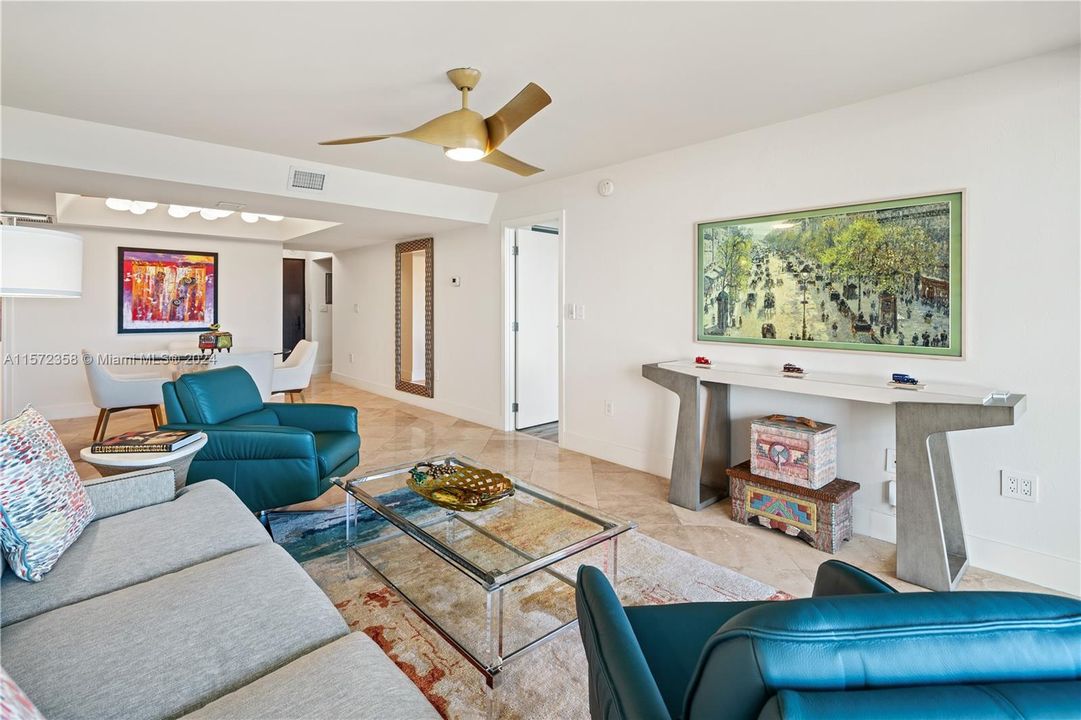 Active With Contract: $1,199,000 (2 beds, 2 baths, 1172 Square Feet)
