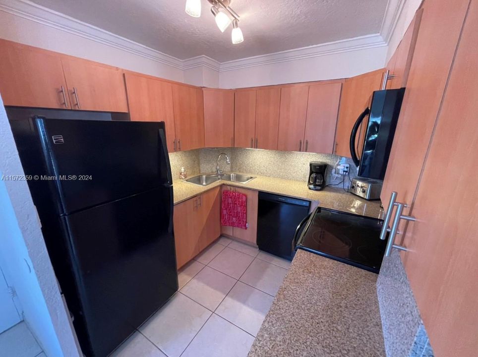 For Rent: $2,900 (2 beds, 1 baths, 858 Square Feet)