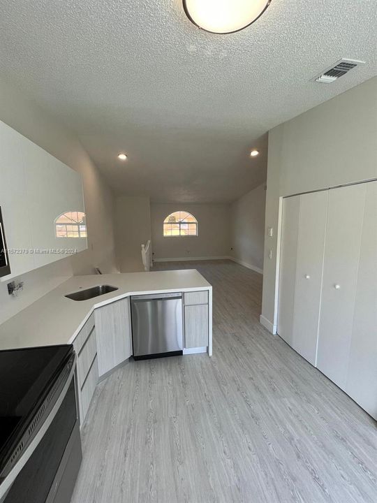 Active With Contract: $349,000 (2 beds, 2 baths, 990 Square Feet)