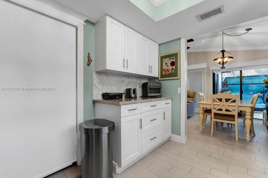 Active With Contract: $379,000 (1 beds, 1 baths, 710 Square Feet)