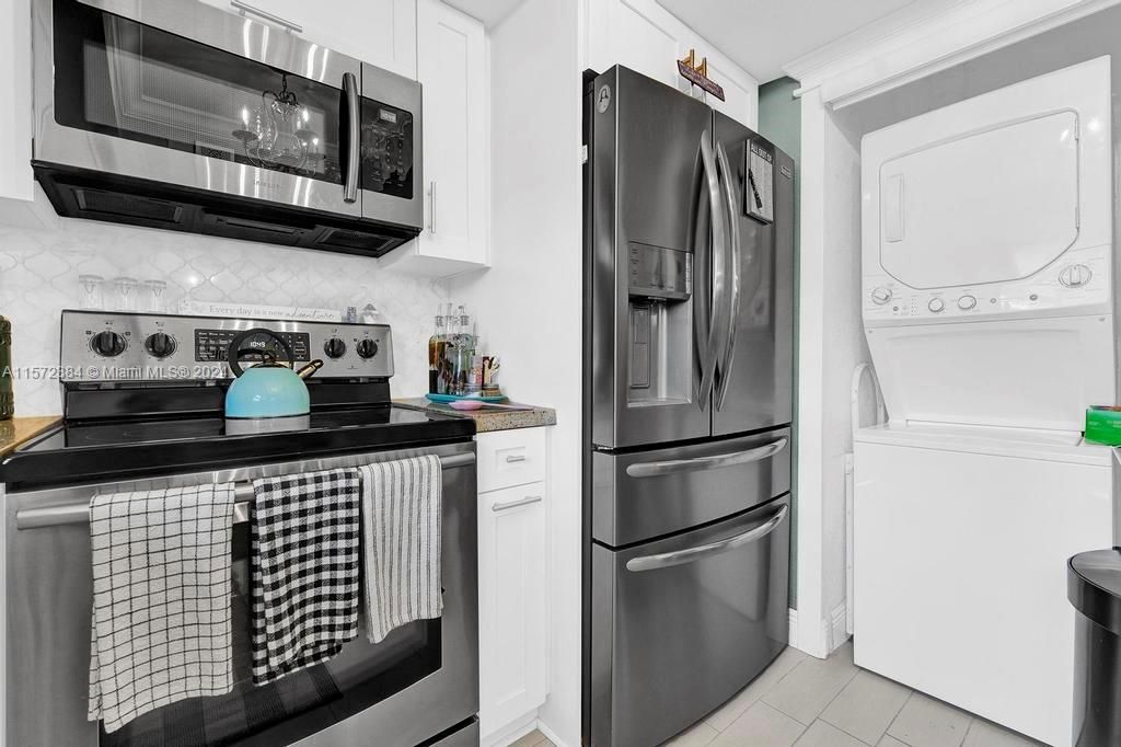 Active With Contract: $379,000 (1 beds, 1 baths, 710 Square Feet)