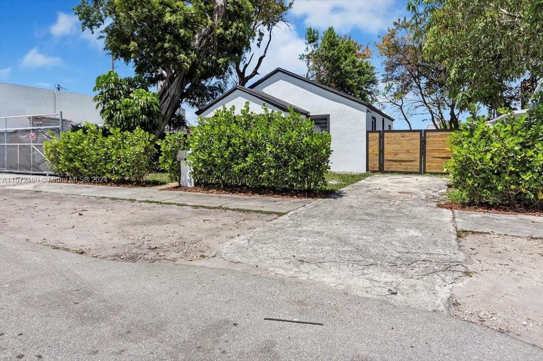 For Sale: $450,000 (3 beds, 1 baths, 810 Square Feet)