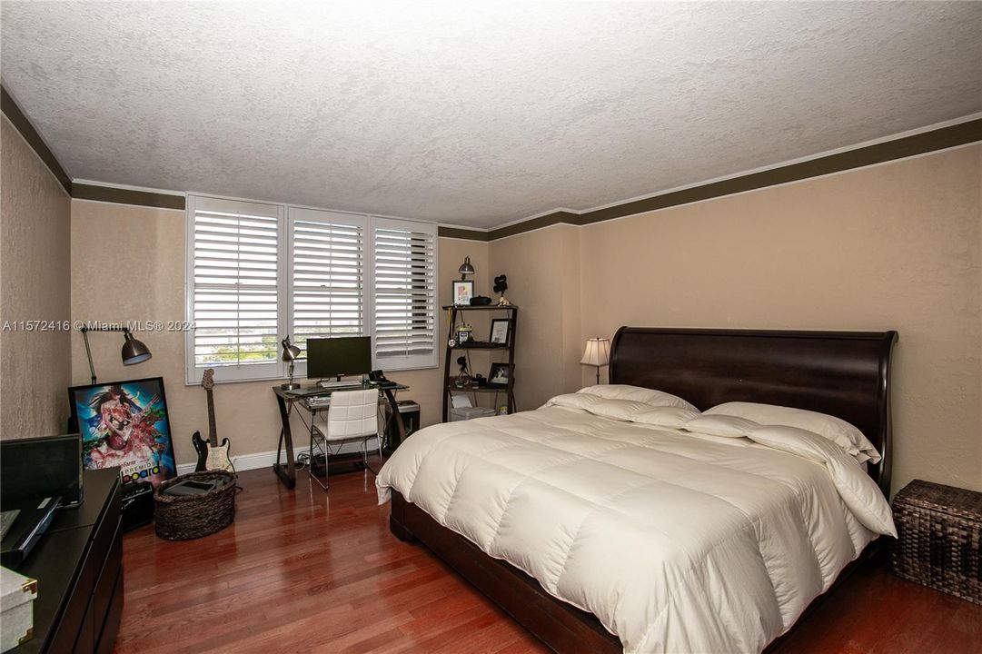 For Sale: $290,000 (2 beds, 3 baths, 1950 Square Feet)