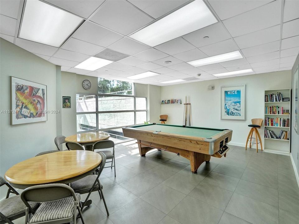 For Sale: $777,000 (2 beds, 2 baths, 870 Square Feet)