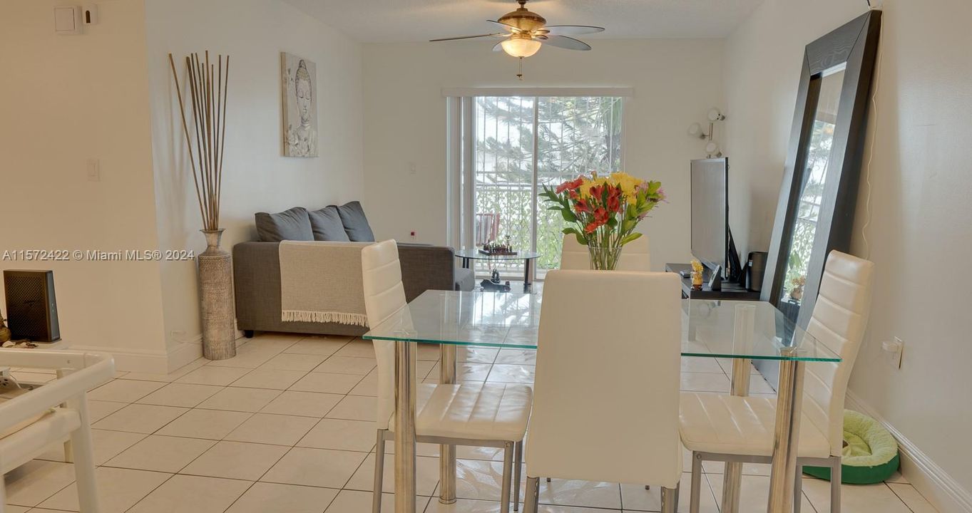 For Sale: $405,000 (2 beds, 2 baths, 898 Square Feet)
