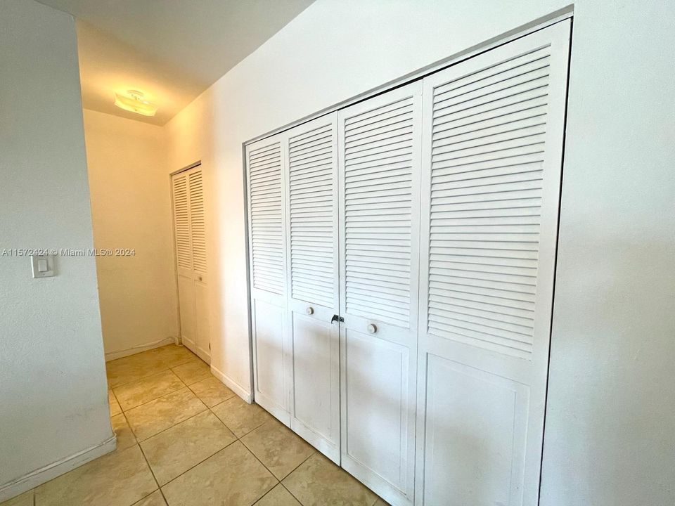 For Sale: $310,000 (1 beds, 1 baths, 762 Square Feet)