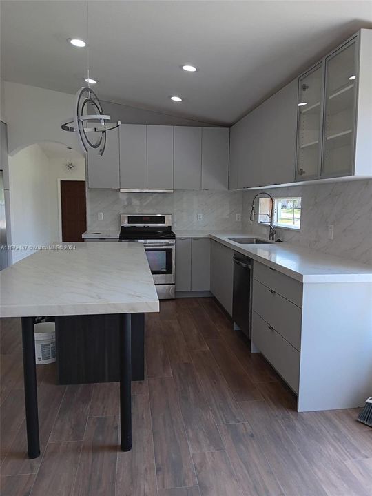 Active With Contract: $4,000 (3 beds, 2 baths, 1663 Square Feet)
