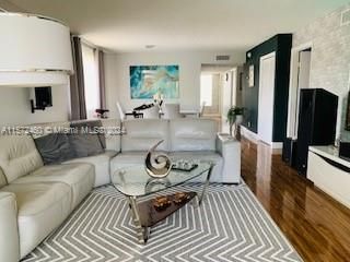 For Sale: $365,000 (2 beds, 2 baths, 1231 Square Feet)