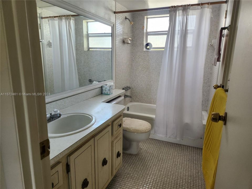 For Sale: $87,000 (1 beds, 1 baths, 684 Square Feet)
