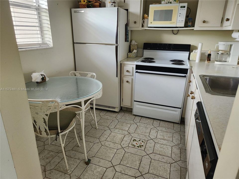 For Sale: $99,800 (1 beds, 1 baths, 684 Square Feet)