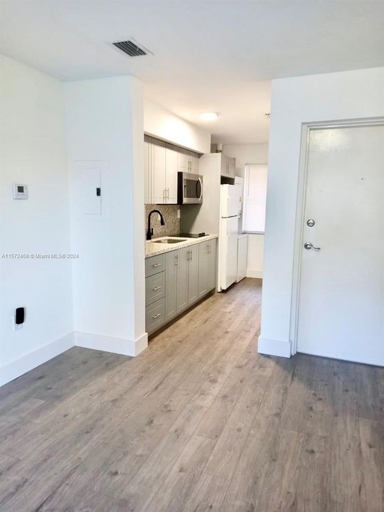 For Sale: $269,000 (1 beds, 1 baths, 757 Square Feet)