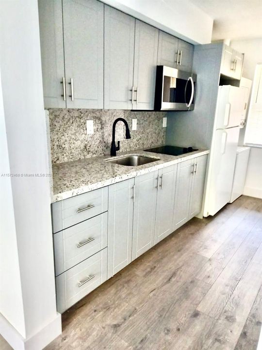 For Sale: $269,000 (1 beds, 1 baths, 757 Square Feet)