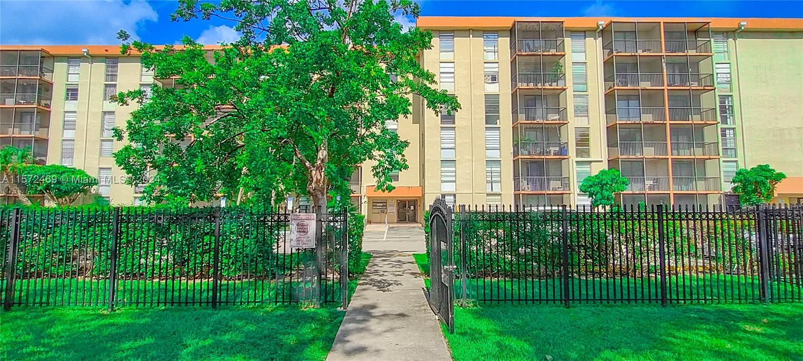 Active With Contract: $1,750 (1 beds, 1 baths, 728 Square Feet)