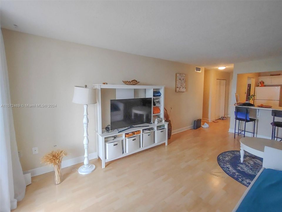 For Rent: $1,750 (1 beds, 1 baths, 728 Square Feet)
