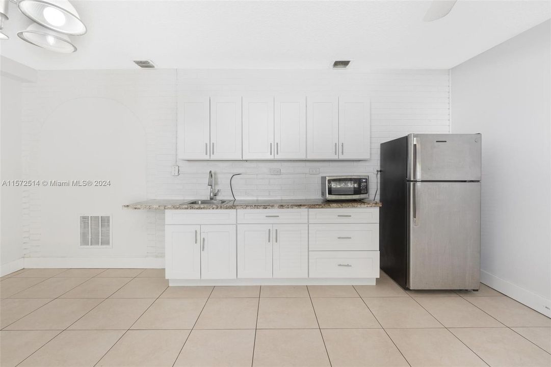 For Rent: $2,100 (2 beds, 1 baths, 1776 Square Feet)