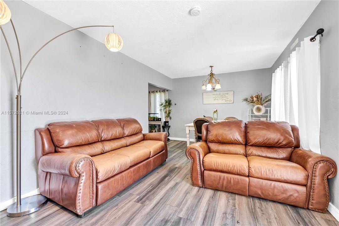 For Sale: $450,000 (2 beds, 1 baths, 791 Square Feet)