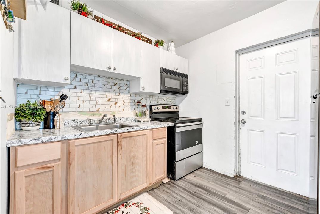 For Sale: $450,000 (2 beds, 1 baths, 791 Square Feet)