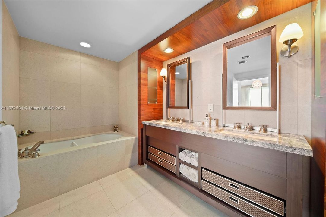 最近售出: $1,795,000 (2 贝兹, 2 浴室, 1105 平方英尺)
