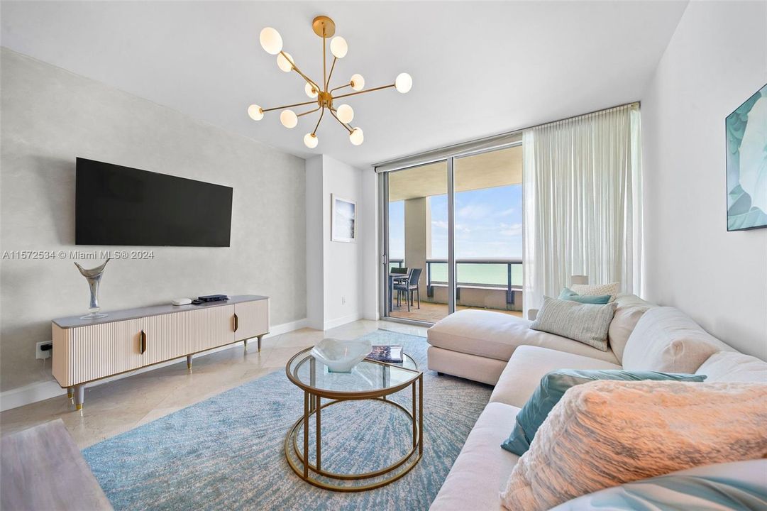 Recently Sold: $1,795,000 (2 beds, 2 baths, 1105 Square Feet)