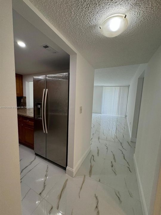 Active With Contract: $1,800 (1 beds, 1 baths, 760 Square Feet)