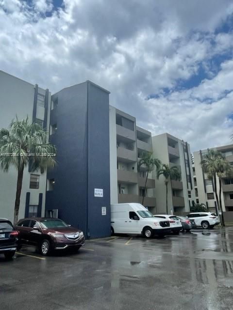 Active With Contract: $1,800 (1 beds, 1 baths, 760 Square Feet)
