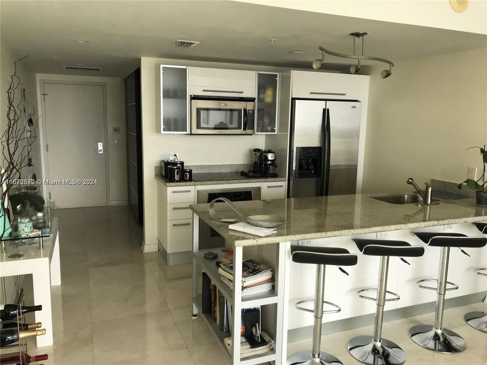 Active With Contract: $2,900 (1 beds, 1 baths, 848 Square Feet)