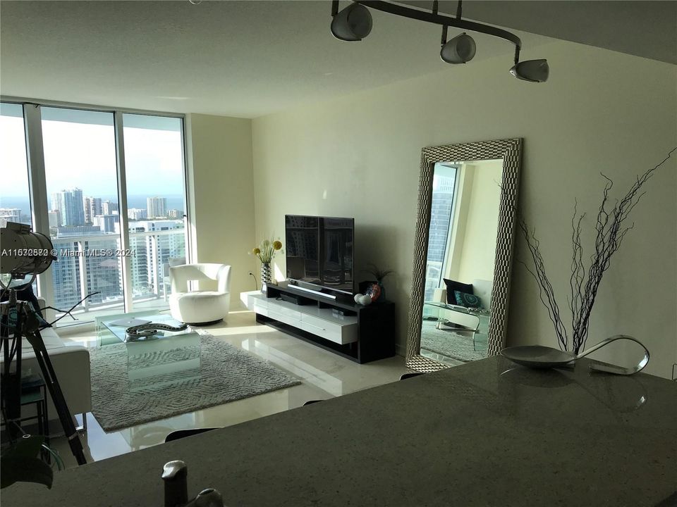 Active With Contract: $2,900 (1 beds, 1 baths, 848 Square Feet)