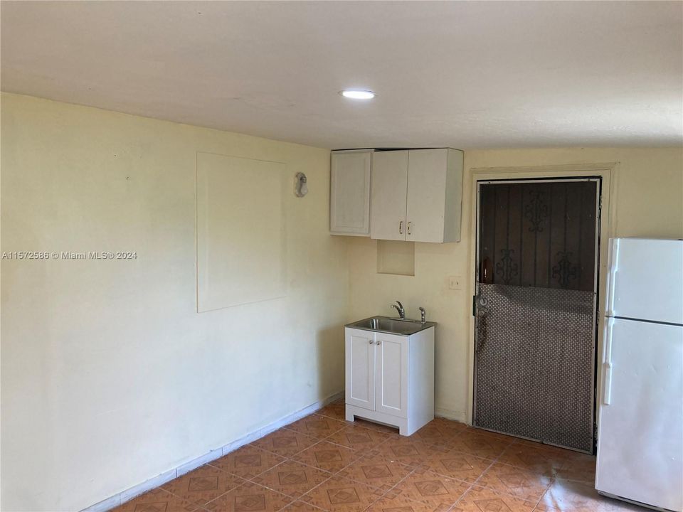 For Rent: $1,100 (0 beds, 1 baths, 1209 Square Feet)