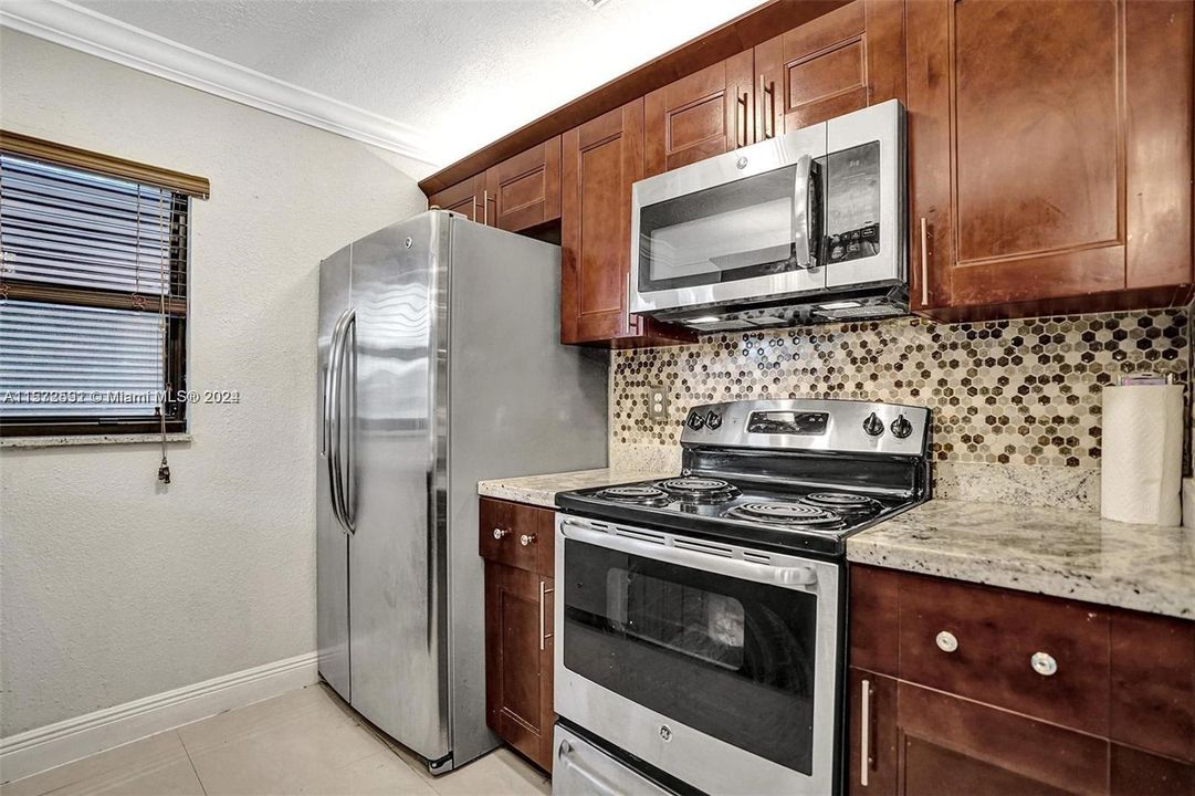 For Sale: $379,000 (2 beds, 2 baths, 977 Square Feet)