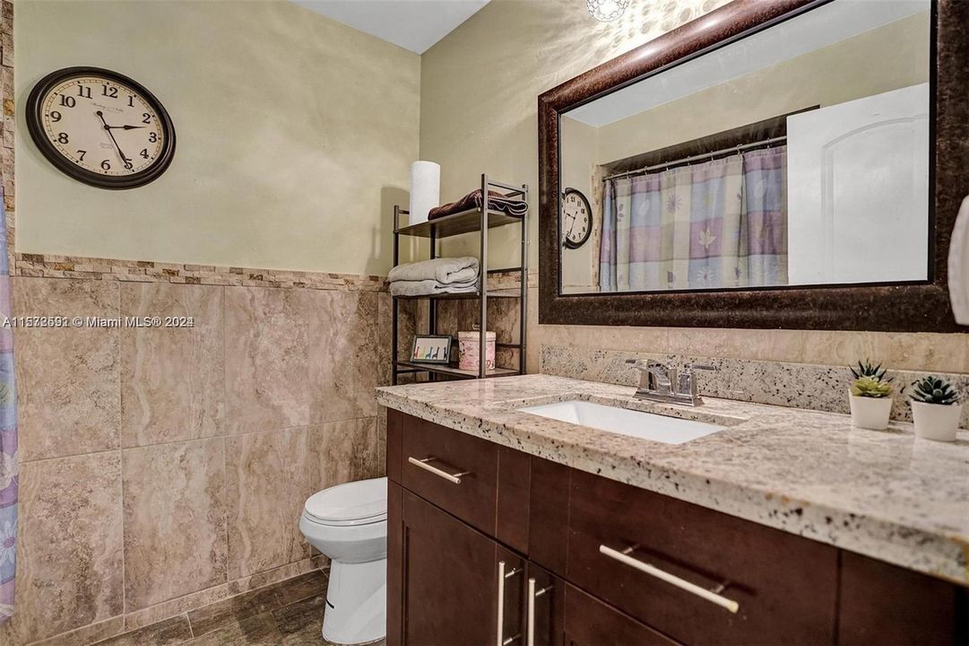 For Sale: $379,000 (2 beds, 2 baths, 977 Square Feet)