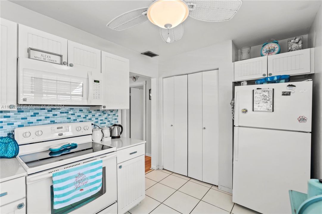 For Sale: $295,000 (2 beds, 2 baths, 950 Square Feet)