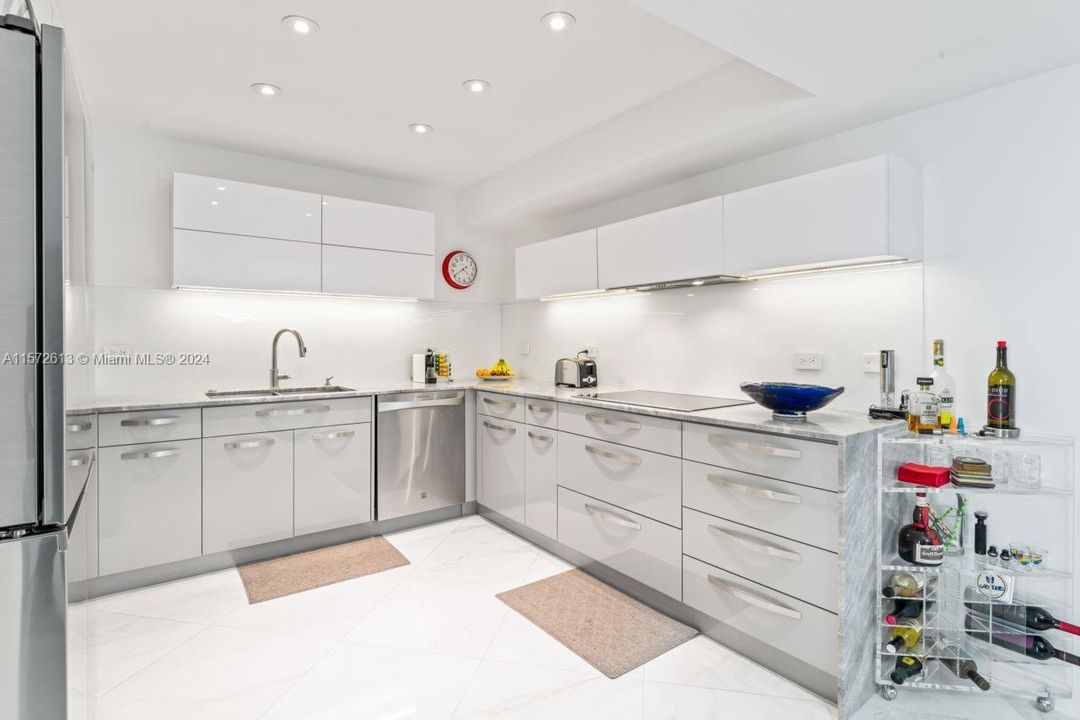 For Sale: $1,199,000 (2 beds, 2 baths, 1154 Square Feet)