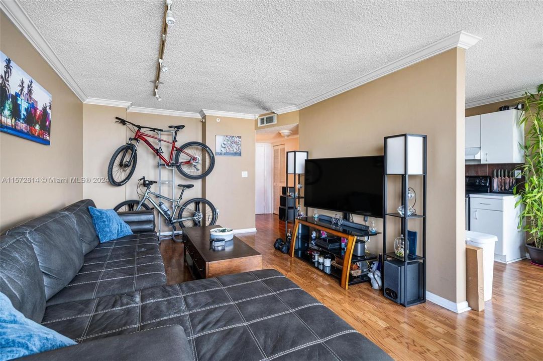 For Sale: $445,000 (1 beds, 2 baths, 810 Square Feet)