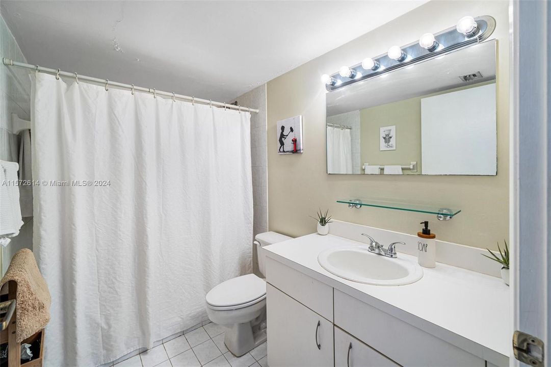 For Sale: $445,000 (1 beds, 2 baths, 810 Square Feet)