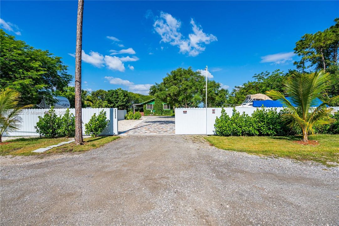 For Sale: $950,000 (3 beds, 2 baths, 1640 Square Feet)