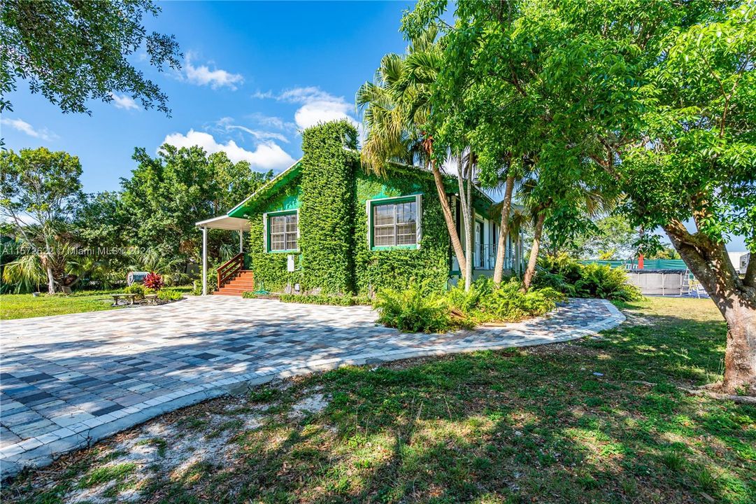 For Sale: $950,000 (3 beds, 2 baths, 1640 Square Feet)