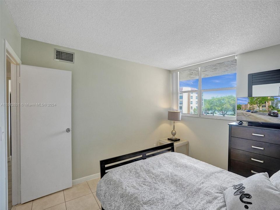 For Sale: $173,000 (2 beds, 2 baths, 1100 Square Feet)