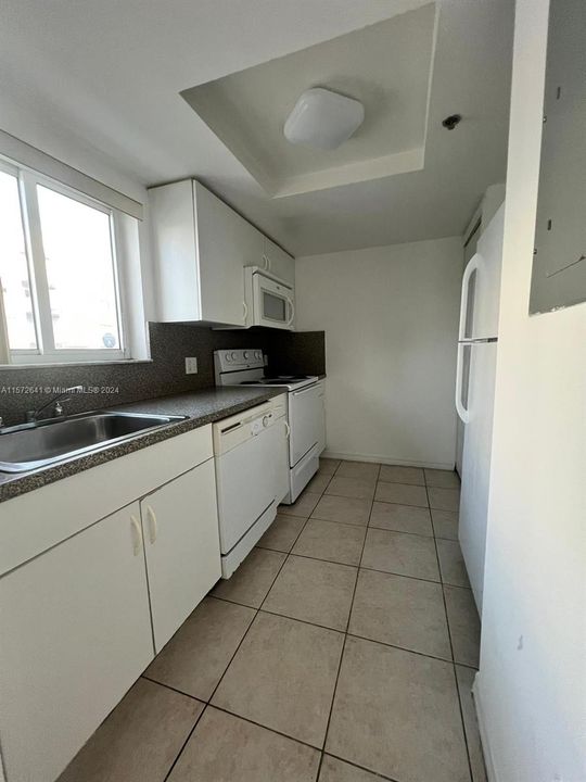 Active With Contract: $2,200 (2 beds, 2 baths, 900 Square Feet)