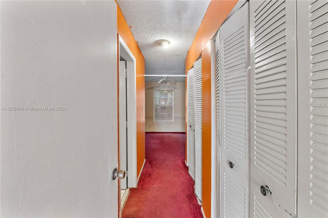 For Sale: $125,000 (1 beds, 1 baths, 812 Square Feet)