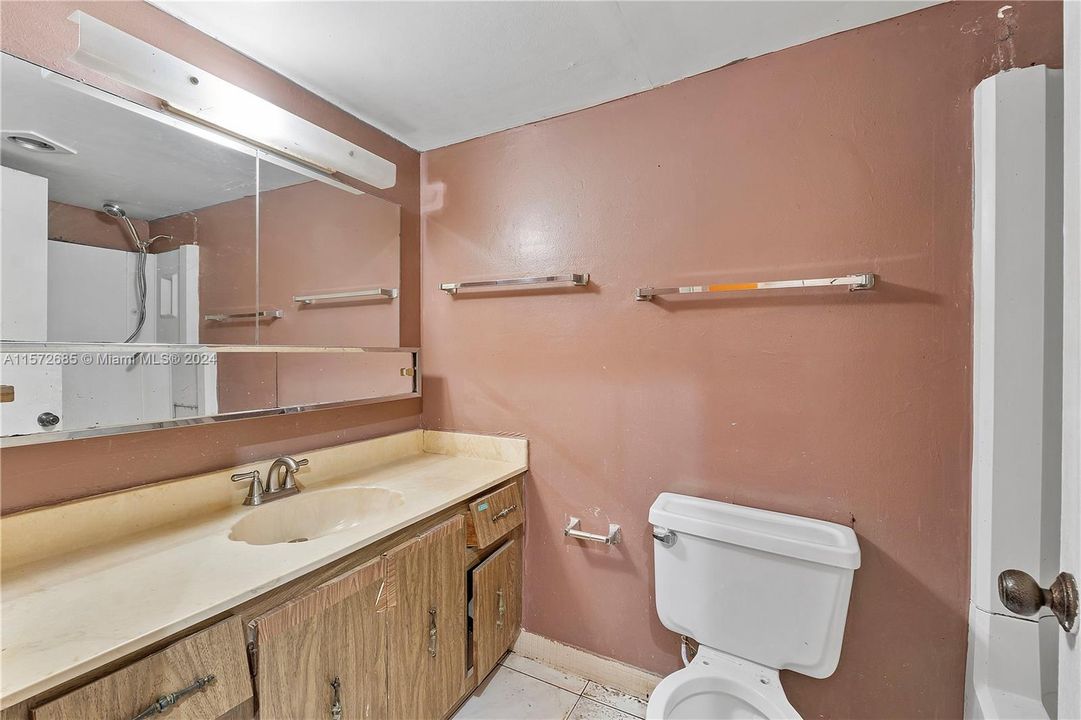 For Sale: $125,000 (1 beds, 1 baths, 812 Square Feet)