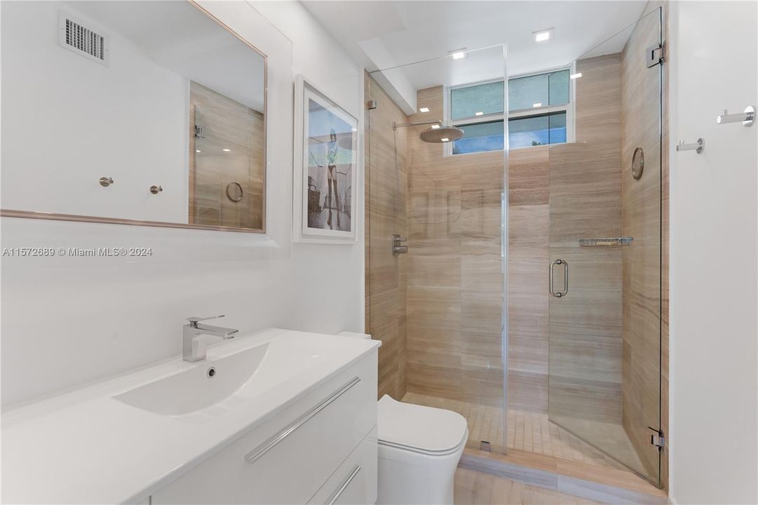 For Sale: $799,000 (1 beds, 1 baths, 640 Square Feet)