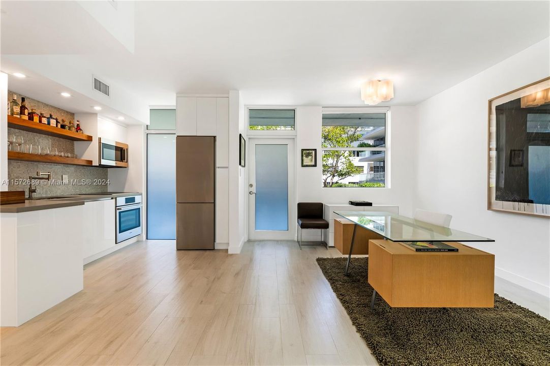 For Sale: $799,000 (1 beds, 1 baths, 640 Square Feet)