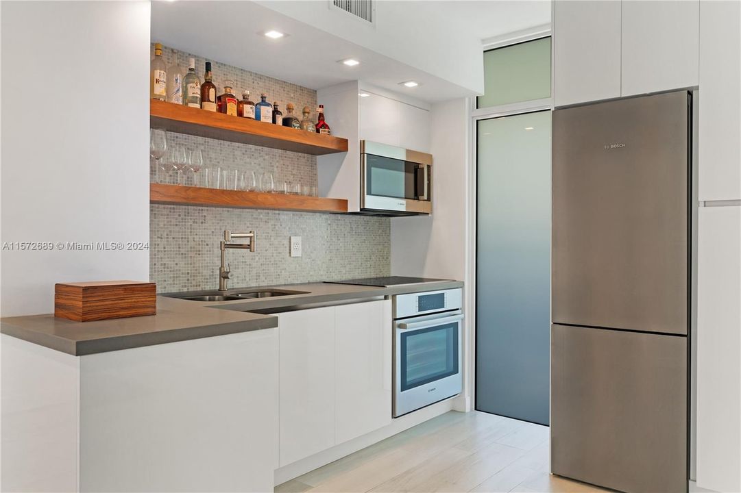 For Sale: $799,000 (1 beds, 1 baths, 640 Square Feet)