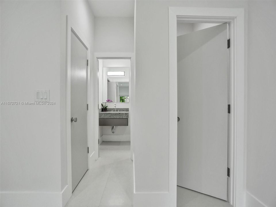 3rd bed/bath walk in closet