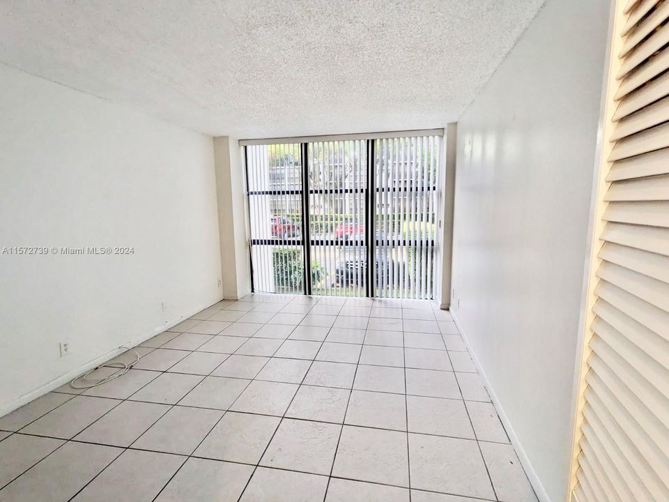 For Sale: $325,000 (1 beds, 1 baths, 767 Square Feet)