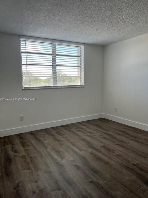 For Sale: $269,900 (2 beds, 2 baths, 987 Square Feet)