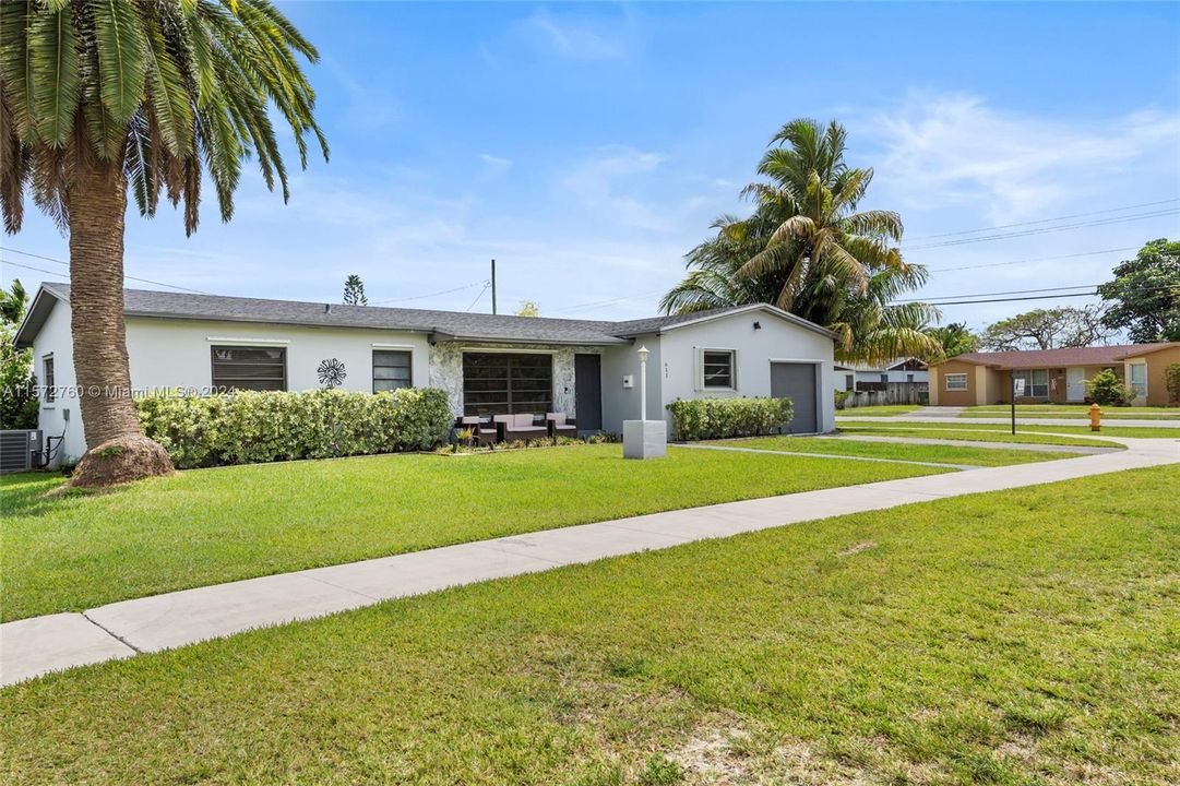 For Sale: $608,000 (4 beds, 2 baths, 1507 Square Feet)
