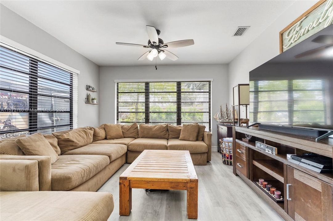 For Sale: $608,000 (4 beds, 2 baths, 1507 Square Feet)
